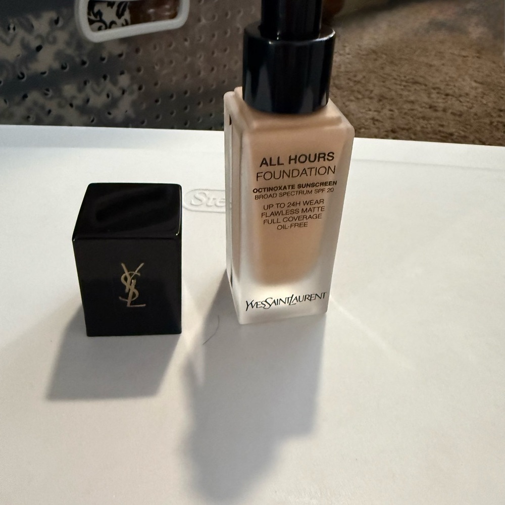 Yves Saint Laurent All Hours Foundation - Warm Beige - Picture 4 of 5